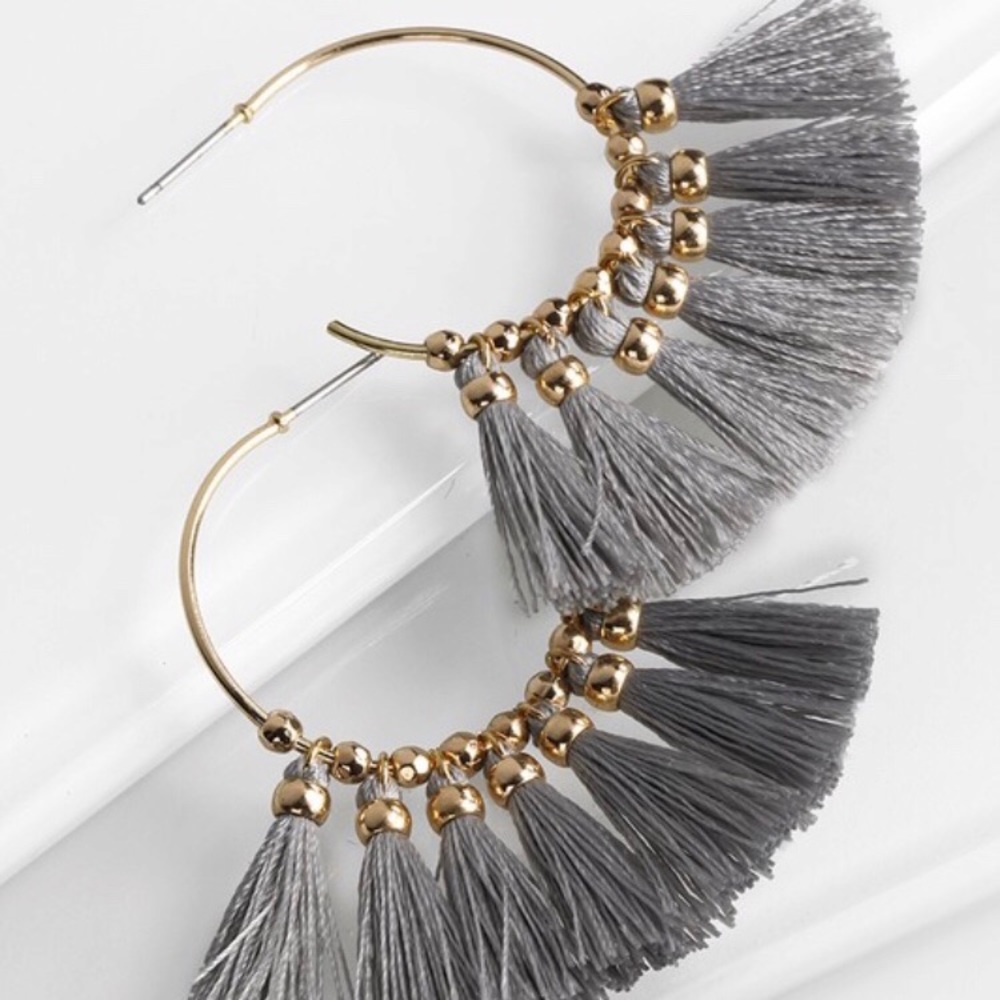 Boutique earrings gray or ivory